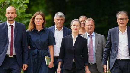 Les cadres du Nouveau Front populaire, dans les jardins de l'Elysée, à Paris, le 23 août 2023. (DIMITAR DILKOFF / AFP)