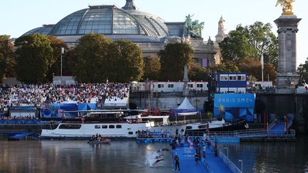 Le départ du relais mixte de triathlon dans la Seine le 5 août 2024 (FRANCK FIFE / AFP)