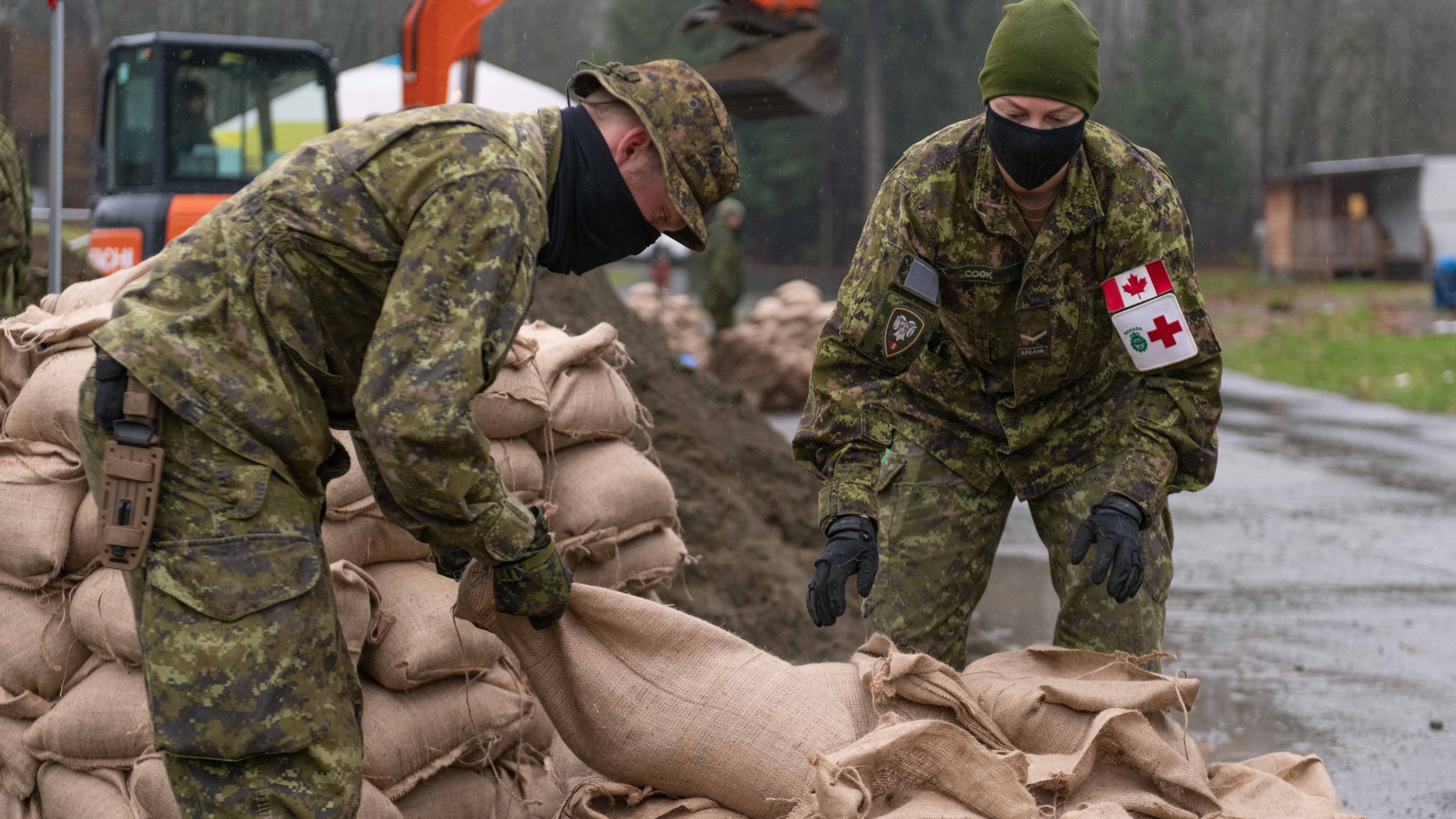 Lord Strathcona’s Horse (Royal Canadians) stacking sandbags to hold back floodwater in Abbotsford, British Columbia.