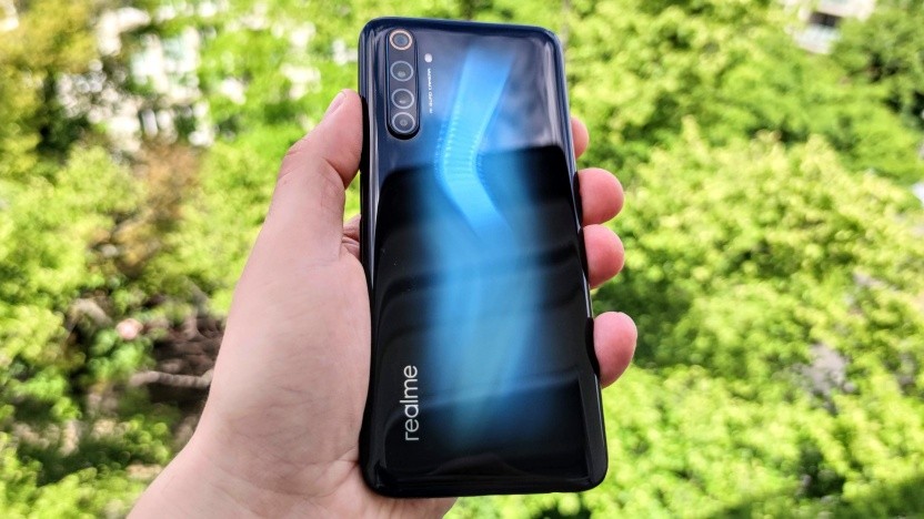 Das Realme 6 Pro mit der charakteristisch geschliffenen Glasrückseite