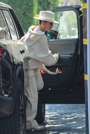 Jennifer Lopez - Pictured at Mauro's café in Los Angeles