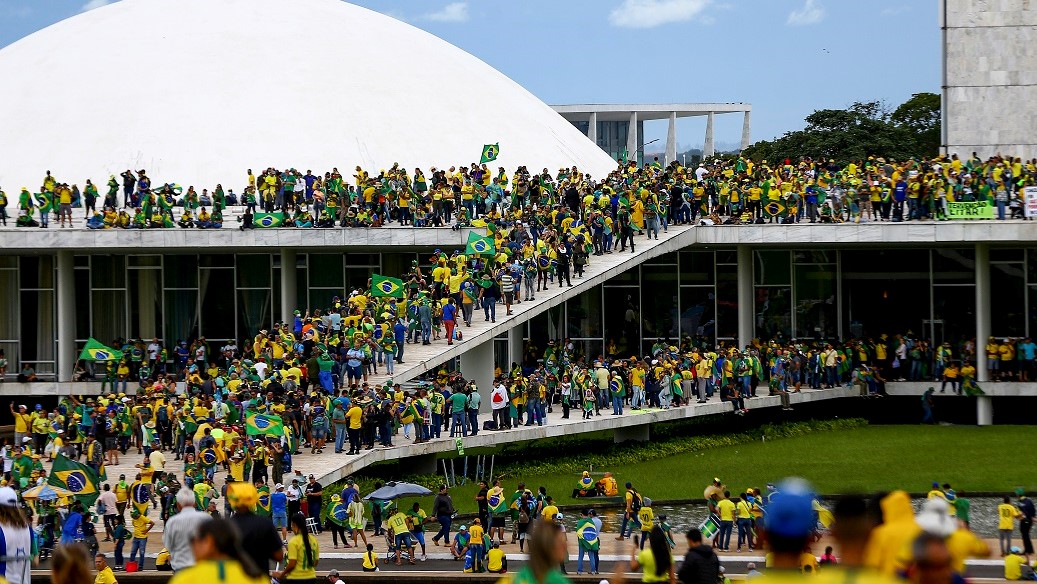 Advogado-geral da União, Jorge Messias, autorizou contratação de advogados no exterior para dar andamento aos processos