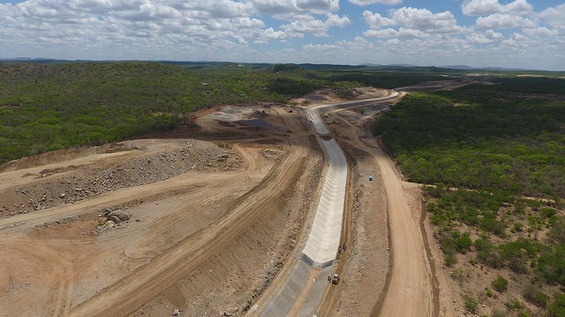 foto com imagem de obras de um canal fluvial