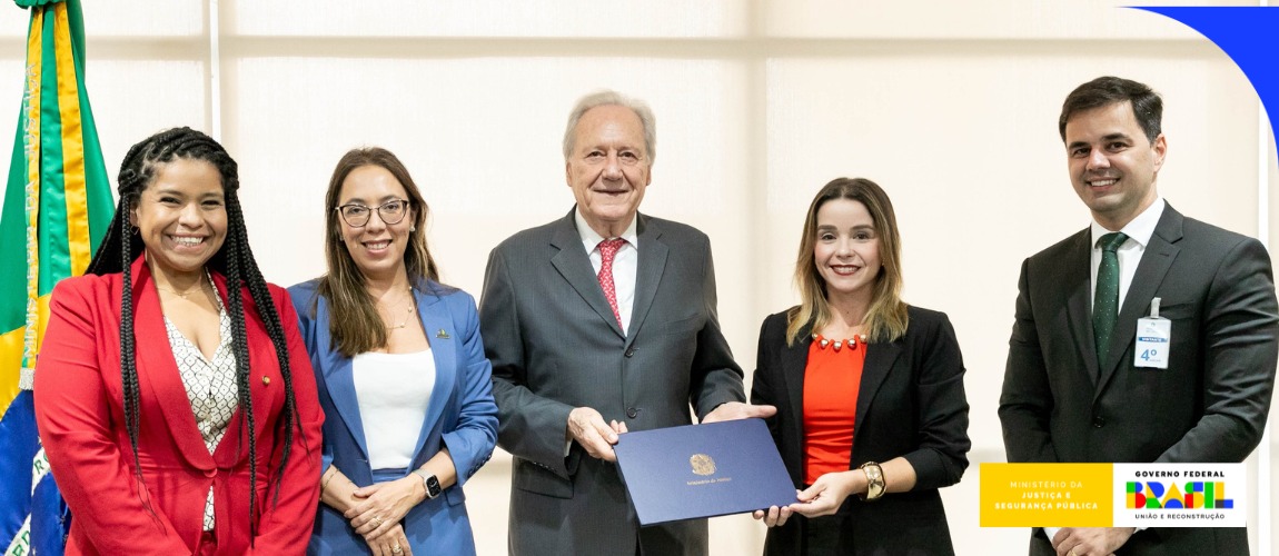 Ministro Ricardo Lewandowski e 1ª subdefensora pública-geral do estado assinaram, nessa terça-feira (29), termo de cessão de direitos autorais dos projetos