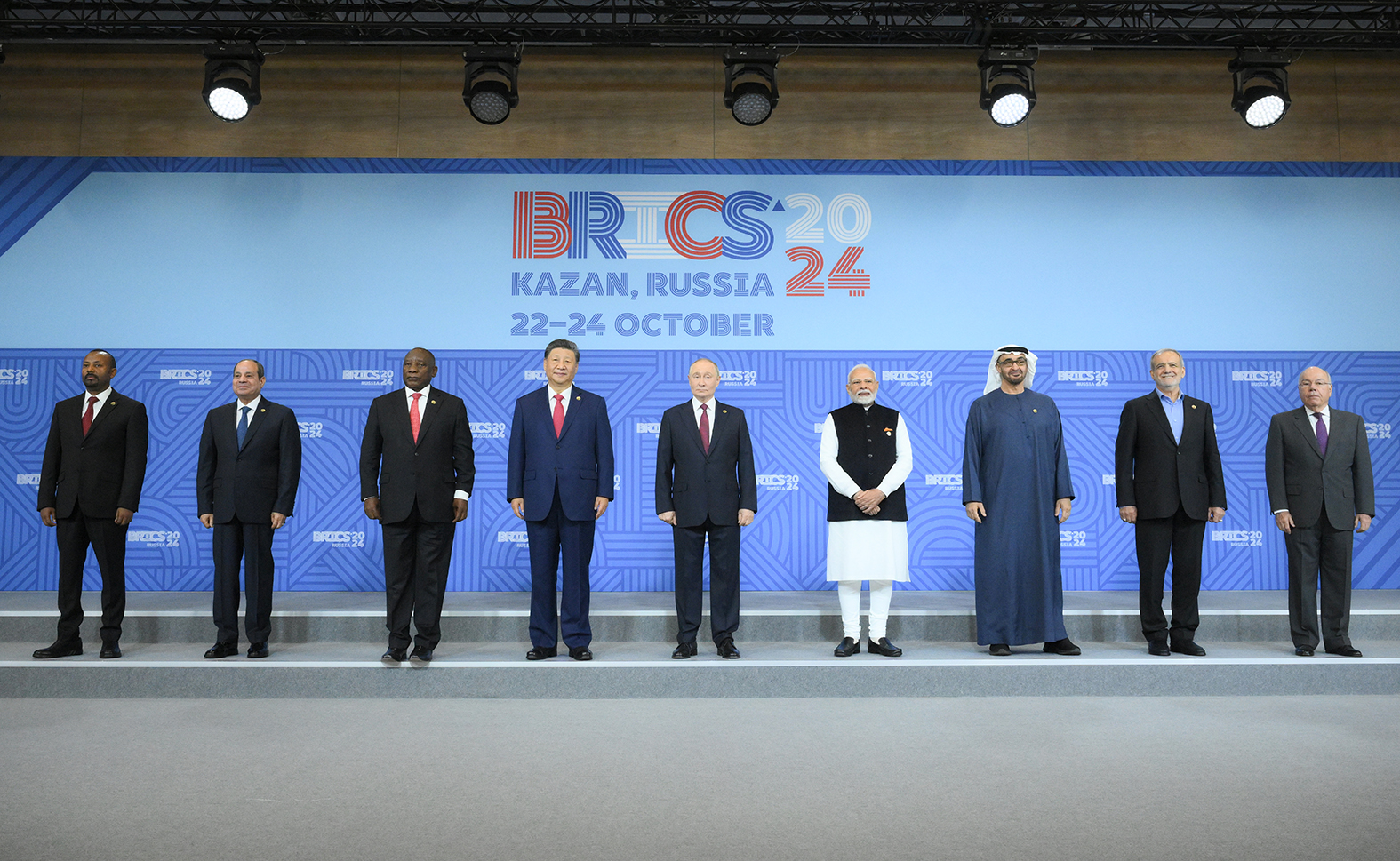 23.10.2024 - O presidente da Rússia, Vladimir Putin, em foto dos chefes de delegação na 16ª cúpula do BRICS em Kazan. Da esquerda para a direita: primeiro-ministro da Etiópia, Abiy Ahmed, presidente do Egito, Abdel Fattah al-Sisi, presidente da África do Sul, Cyril Ramaphosa, presidente da China, Xi Jinping. A partir da direita: ministro das Relações Exteriores do Brasil, Mauro Vieira, presidente do Irã Masoud Pezeshkian, presidente dos Emirados Árabes Unidos, Sheikh Mohammed bin Zayed Al Nahyan e primeiro-ministro da Índia, Narendra Modi, em Kazan, Rússia