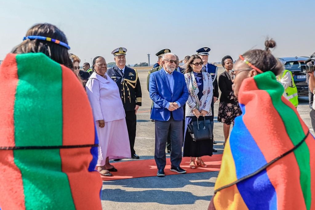 Apresentações da cultura africana no desembarque da comitiva oficial