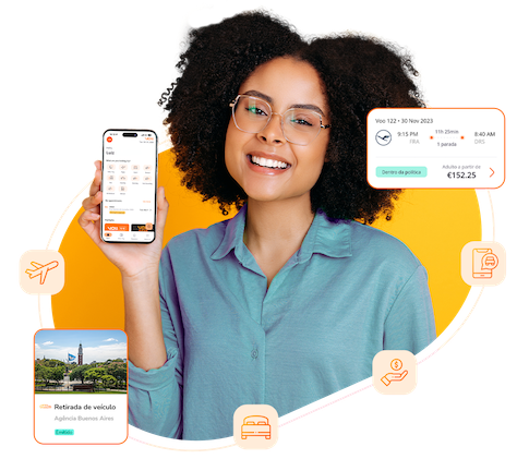 Mulher negra e de óculos mostrando celular com telas do app VOLL, com representações em ícones de: viagens aéreas, hospedagem, despesas e mobilidade