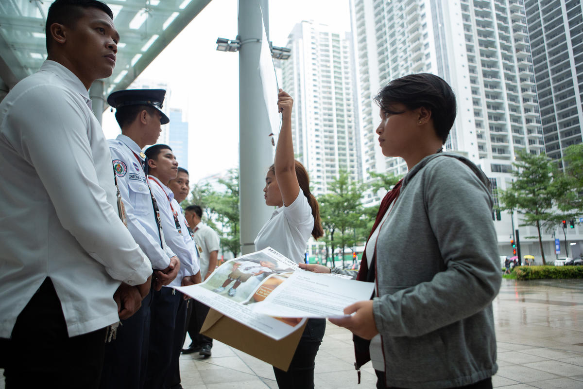 Lone Protester at Shell's Headquarter in Manila. © Geric Cruz / Greenpeace