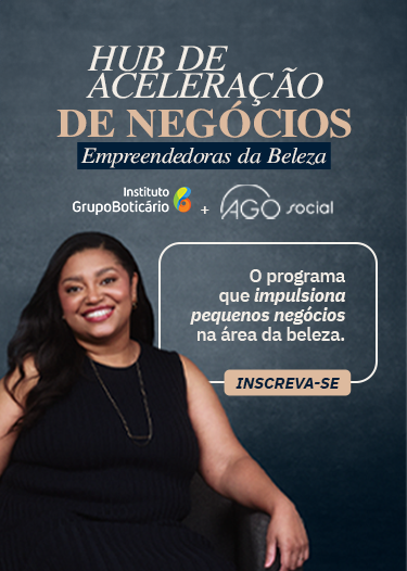 mulher sorrindo sentada em cadeira, o fundo é azul escuro e nele está escrito: "Hub de aceleração de negócio empreendedoras da beleza. Feito para você empreendedora, impulsionar o futuro do seu negócio".