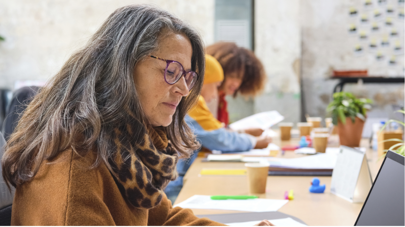 Trois femmes travaillant dans un bureau