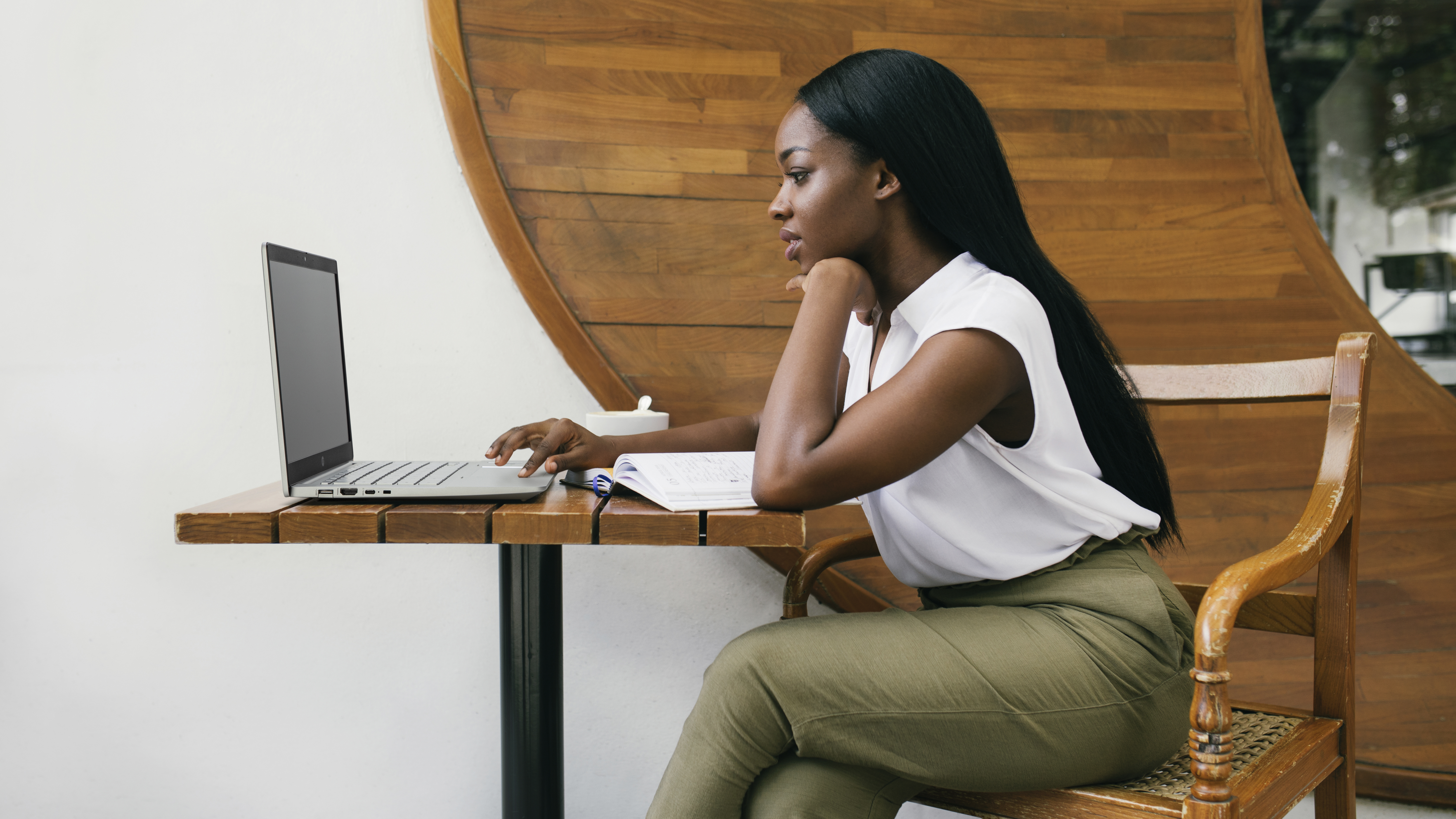 Femme regardant l'écran de son ordinateur portable