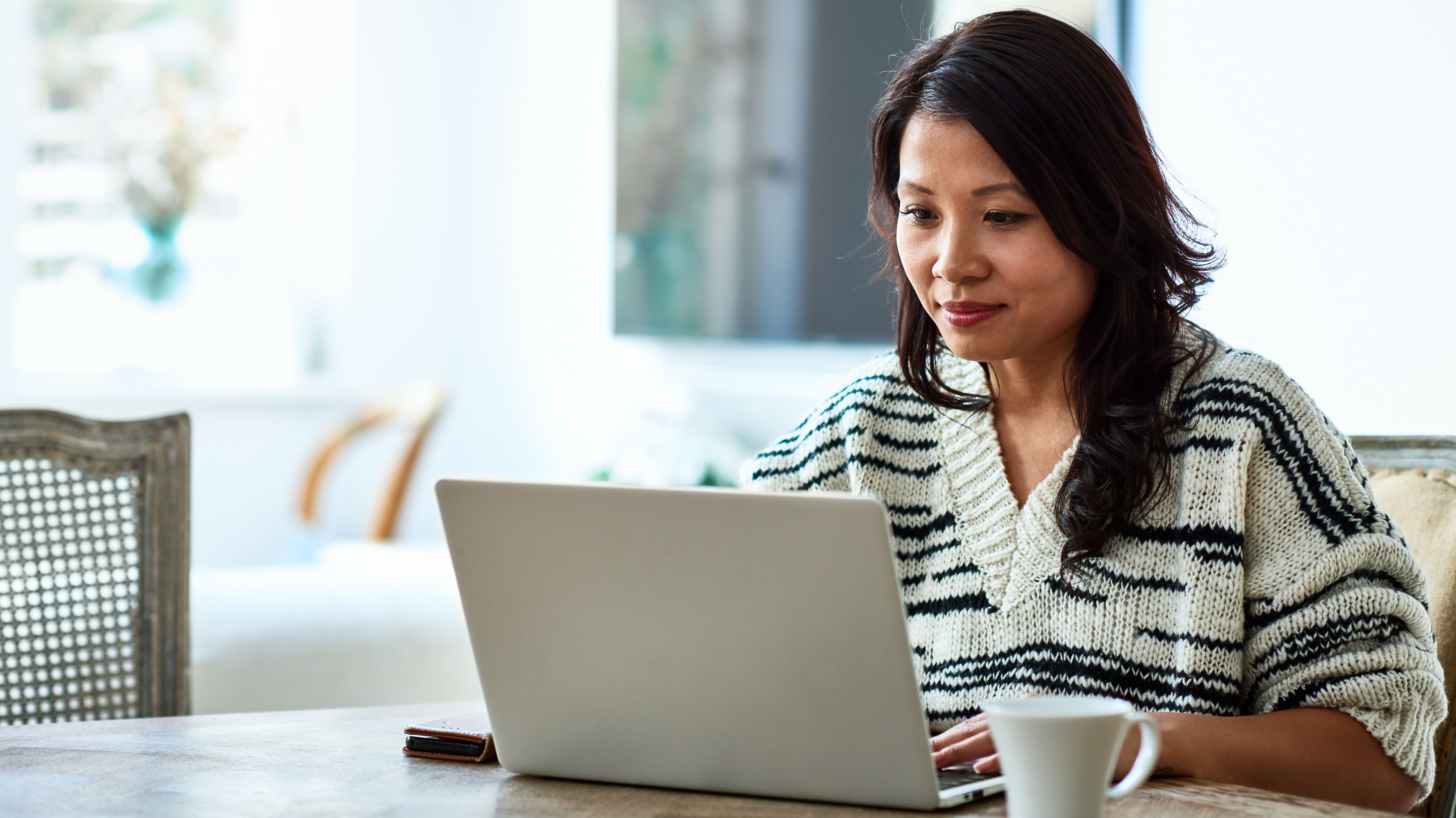 Femme travaillant sur un ordinateur portable