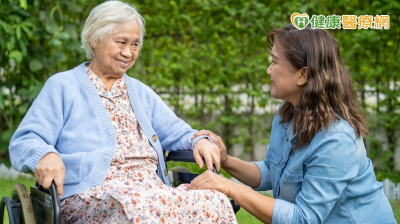 九旬嬤解便困難確診第二期直腸癌！　「術前優化」成功消除癌，樂享餘生