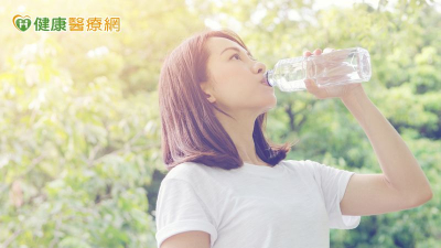 手搖飲不能完全替代水分攝取！醫提醒：水喝太少可能引發4種疾病