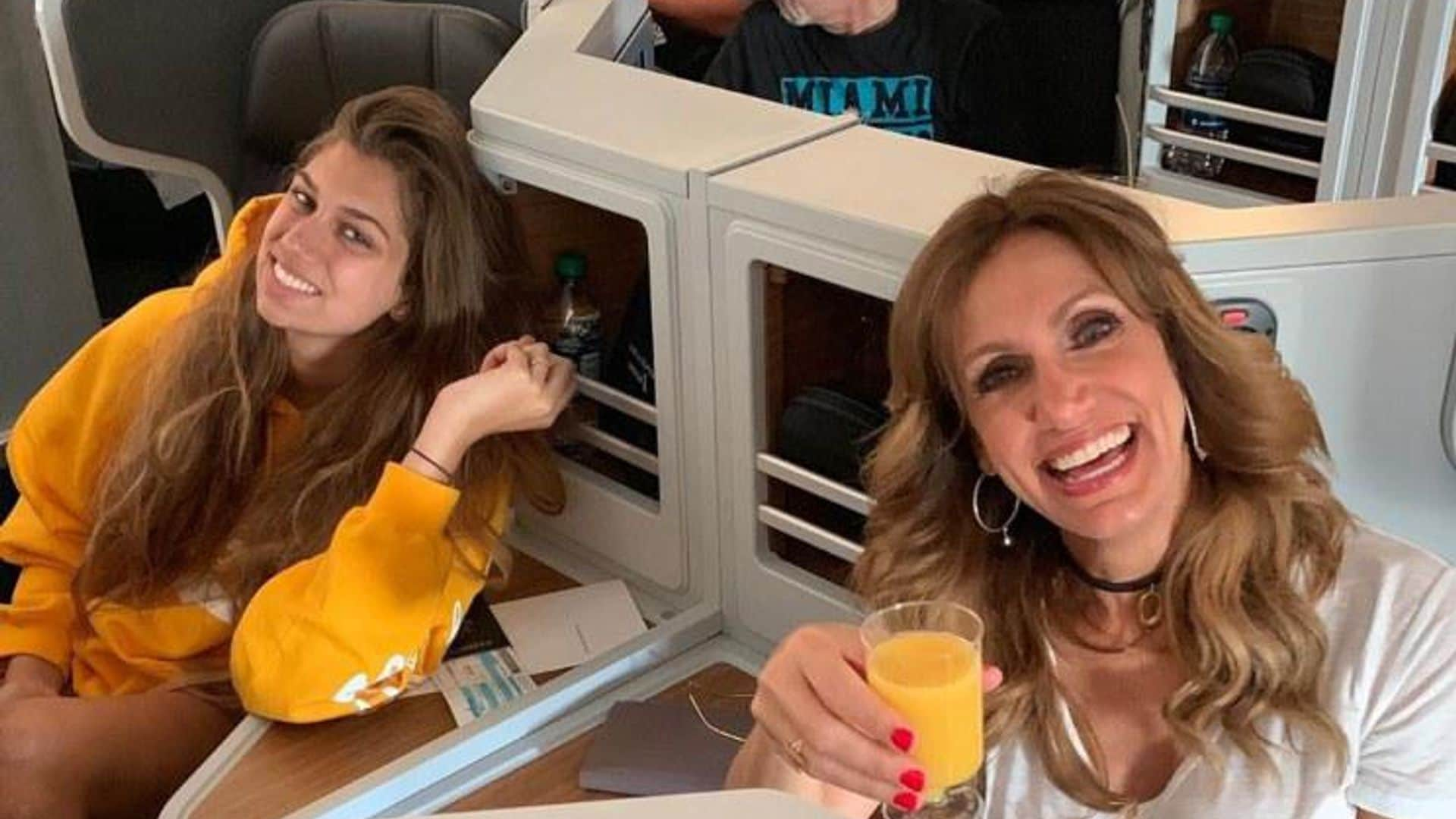 ¡De amarillo! Lili Estefan y su hija Lina combinan atuendos en Londres