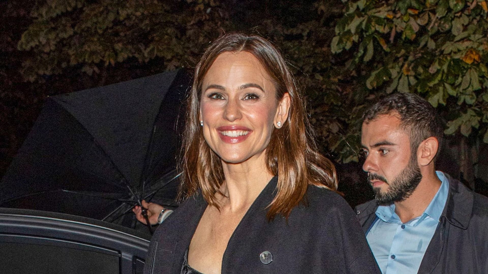 Jennifer Garner receives white roses in Paris: Find here who surprised her!