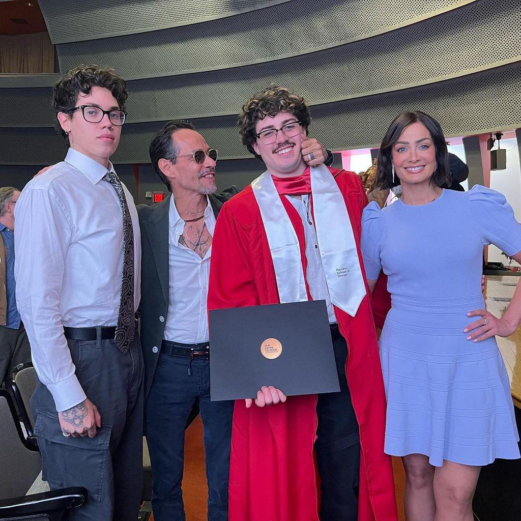 Marc Anthony y Dayanara Torres en la graduación de su hijo