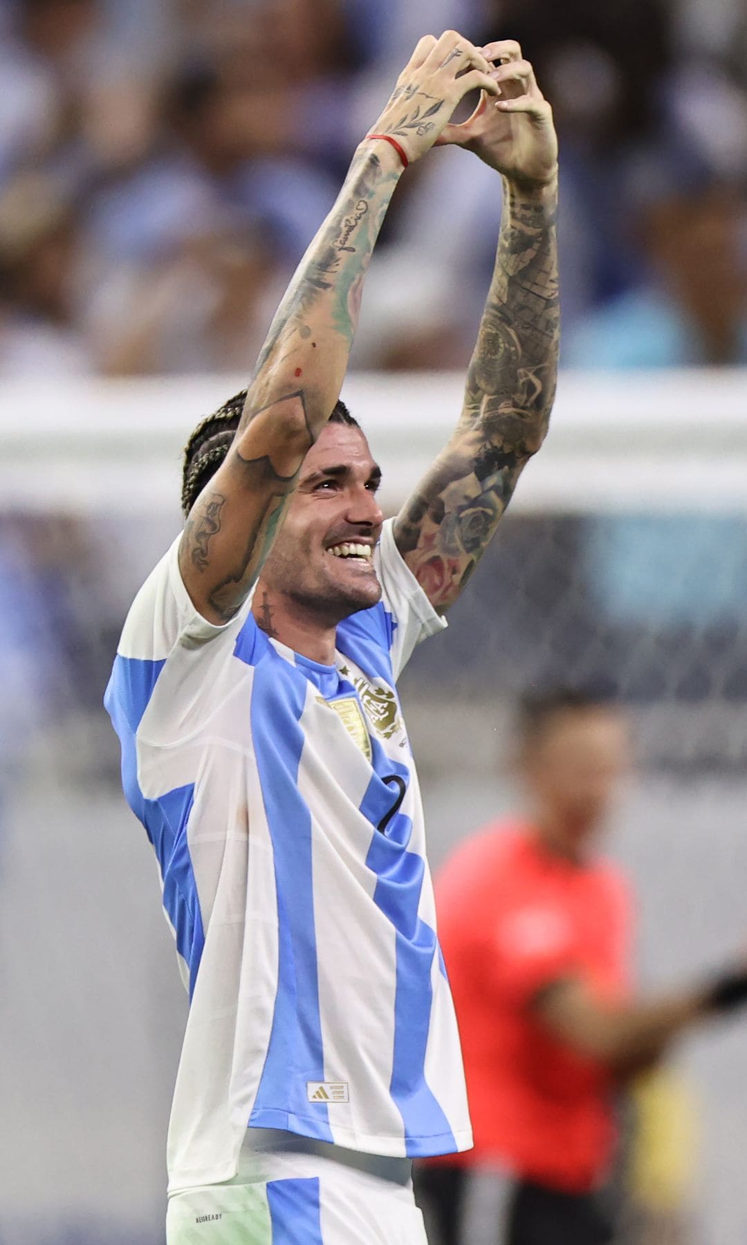 Rodrigo de Paul celebra la victoria de Argentina 