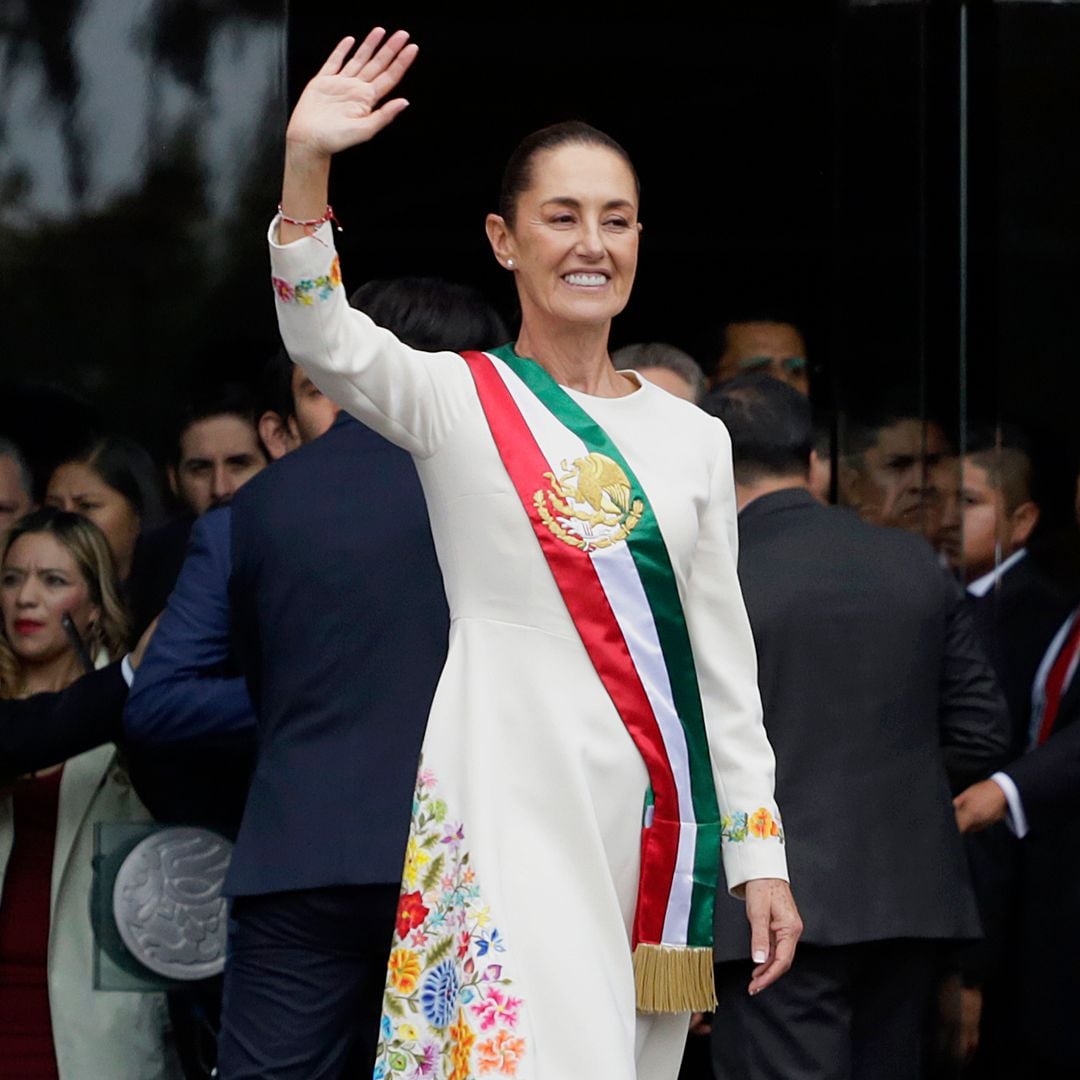 De meticuloso bordado y en color marfil, así es el vestido que usó Claudia Sheinbaum en su toma de protesta