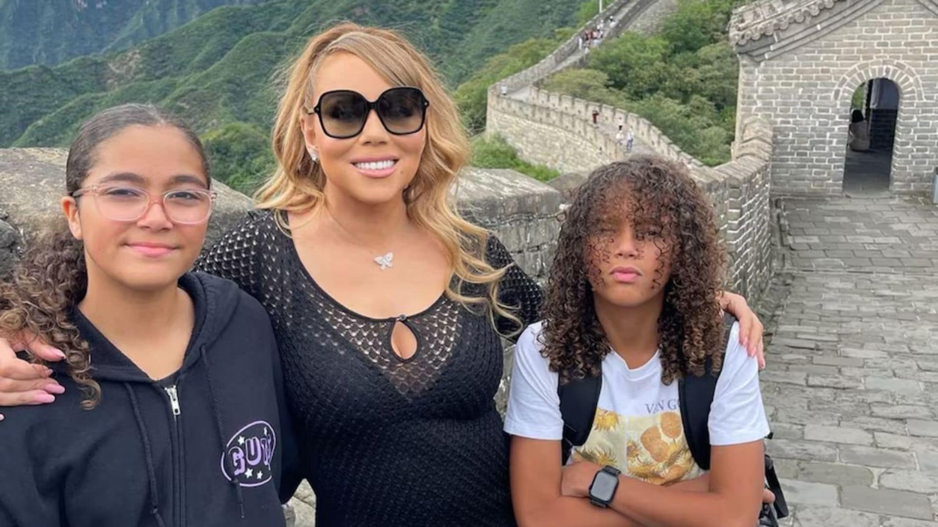 Mariah Carey reaparece desde la Muralla China tras el fallecimiento de su madre y su hermana