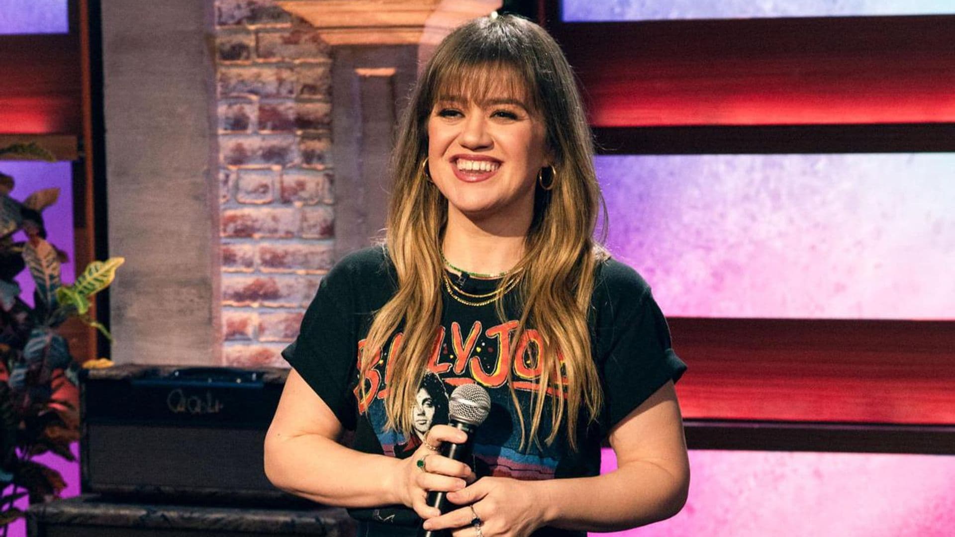 Kelly Clarkson shares new images that show off her weight loss progress