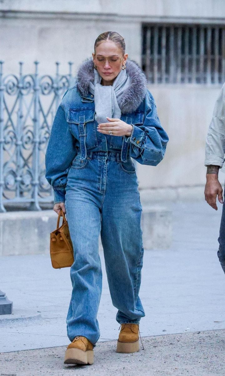 ennifer Lopez and Benny Medina take a day of shopping in Paris with their daughter Emme MuÃ±iz Anthony. The artist wears total denim with a jumpsuit and brown boots that matched her handbag. Jen kept him warm with a gray scarf and plush details on the neck. The star and her date reportedly opened a second hand store with recycled clothes and then headed to Dior.