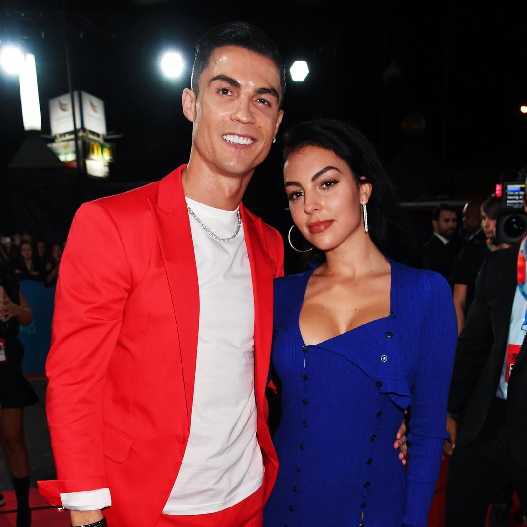 Georgina Rodriguez gives a yellow card to Cristiano Ronaldo's outfits