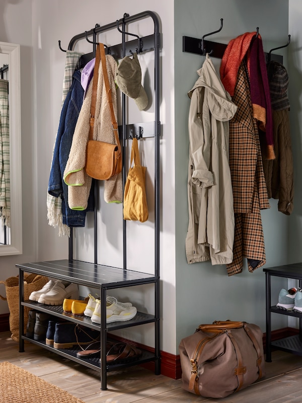 Hallway with different coloured walls and storage solutions with room for both coats, caps, bags, shoes and more.