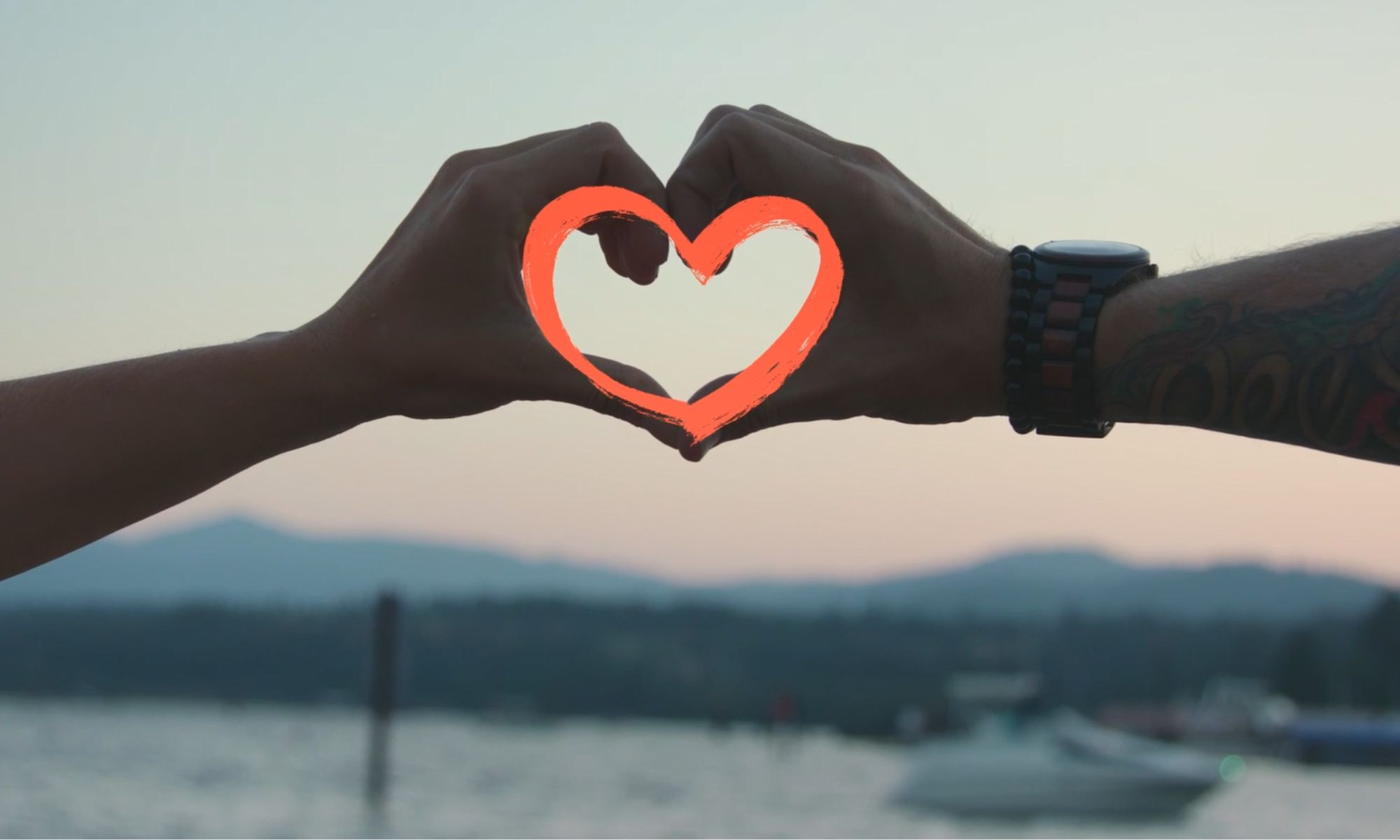 Fotografía de unas manos formando un corazón