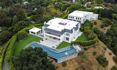 Jennifer Lopez Relaxes at 68M Mansion Shes Selling With Ben