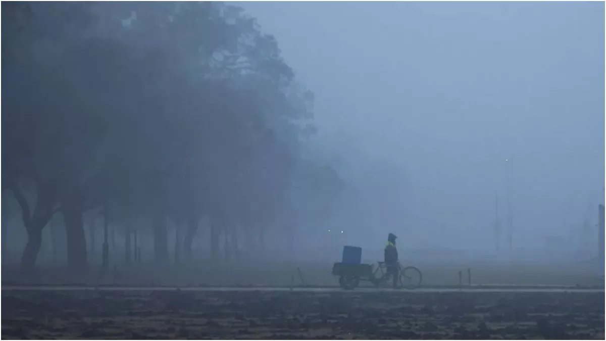 घने कोहरे से उत्तर भारत में थमा जन-जीवन, कई उड़ानें रद, सैकड़ों ट्रेनें लेट; मौसम विभाग ने जारी किया अलर्ट