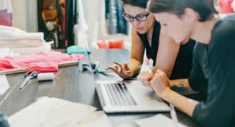 Zwei Frauen arbeiten am Computer Onlineshop