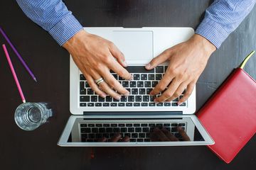 Man using Mac macbook air