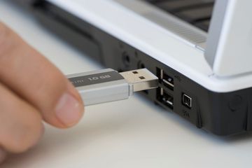 Person plugging USB stick intoa laptop