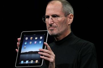 Steve Jobs displaying iPad