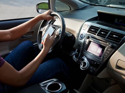 A driver setting up CarPlay SharePlay for their passengers.