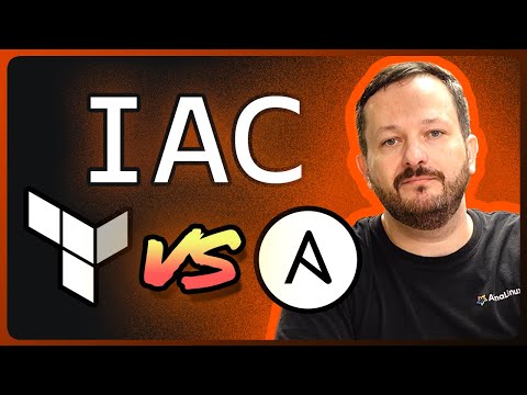 Jay LaCroix vom YouTube-Kanal LearnLinuxTV neben den Logos von Ansible und Terraform , die sich unter dem Text IAC befinden.