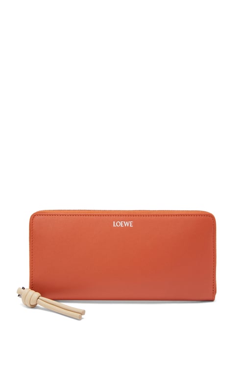 LOEWE Knot zip around wallet in shiny nappa calfskin Maple/Papercraft plp_rd