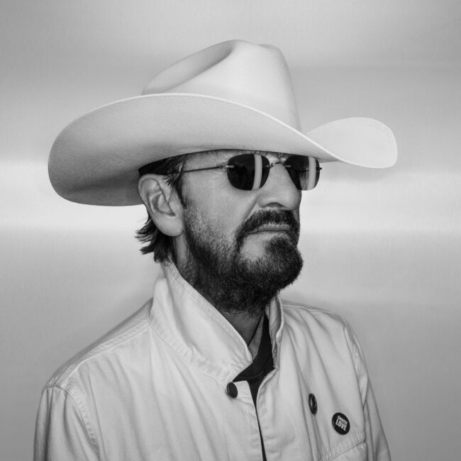 “Look Up”, il nuovo album di musica country di Ringo Starr