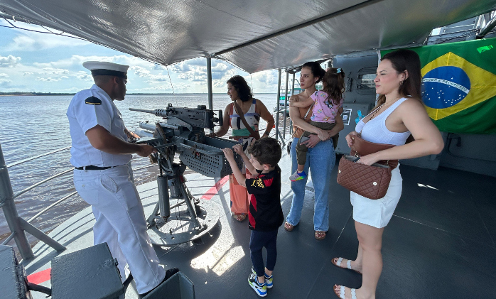 População visita navios da Flotilha do Amazonas no cais do Roadway durante a Semana do Marinheiro