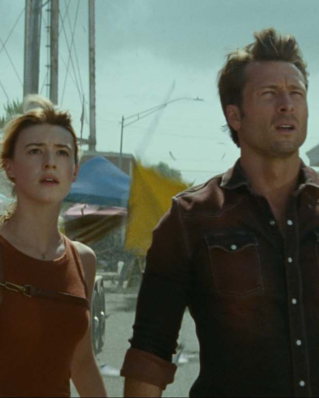 Daisy Edgar-Jones and Glen Powell in Twisters