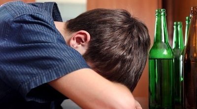 El botellón, los jóvenes y la normalización del alcohol a edades tempranas