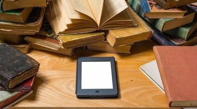 Libro vs ebook: el eterno debate que también divide a los millennials