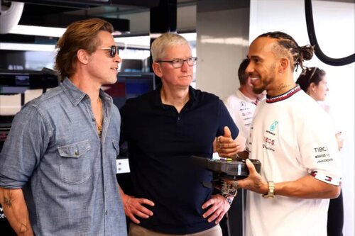 Brad Pitt hablando con Hamilton