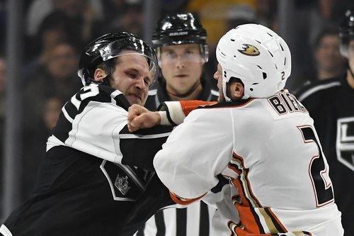 Según el artículo 46 del libro de reglas de la NHL, los jugadores no involucrados en la pelea deberán retirarse del área de la misma.