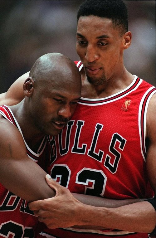 Scottie Pippen sosteniendo a Michael Jordan, que no conseguía aguantar en pie tras el partido.