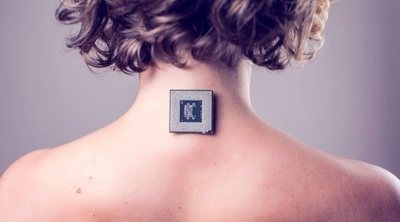 Biohacking: una mujer se implanta un chip en su antebrazo para poder abrir su coche