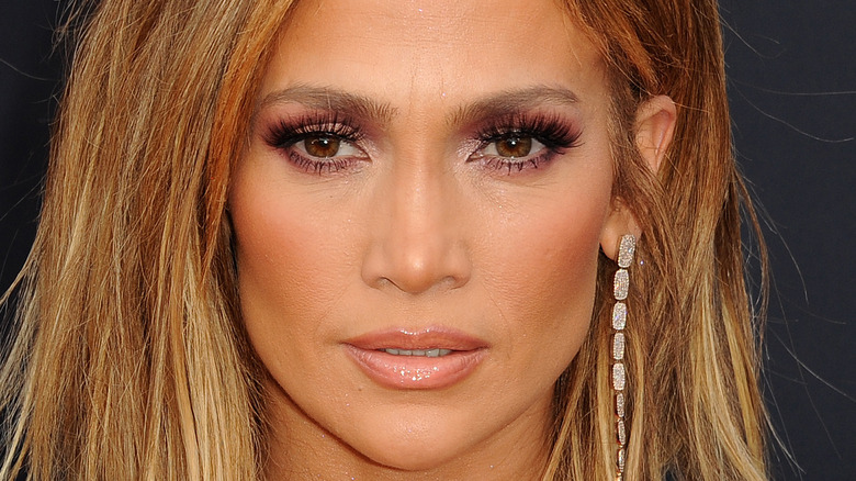 Jennifer Lopez smoulders on red carpet