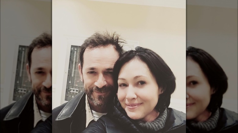 Luke Perry, Shannen Doherty taking selfie