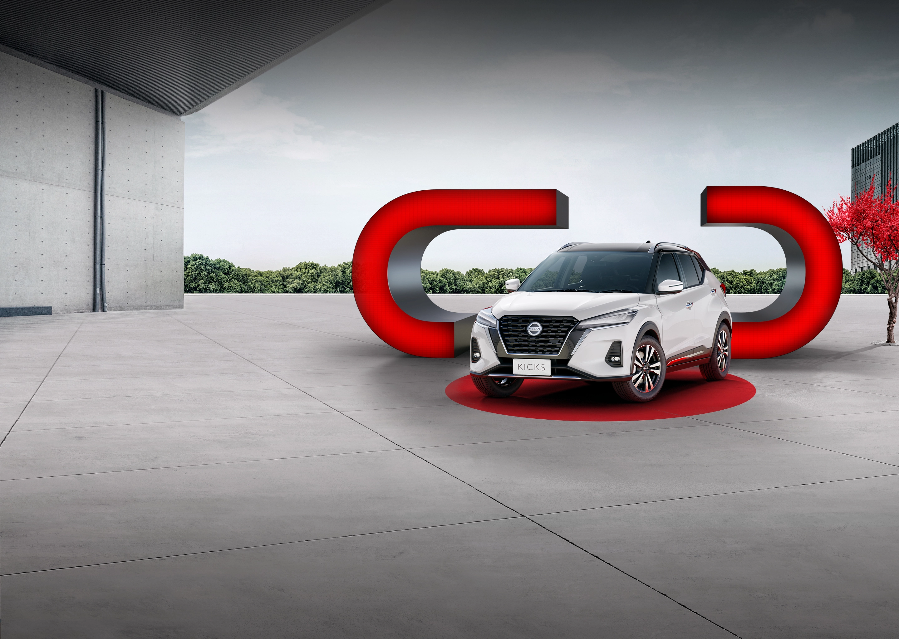 Nissan Kicks estacionado um ambiente moderno com elementos decorativos vermelhos.